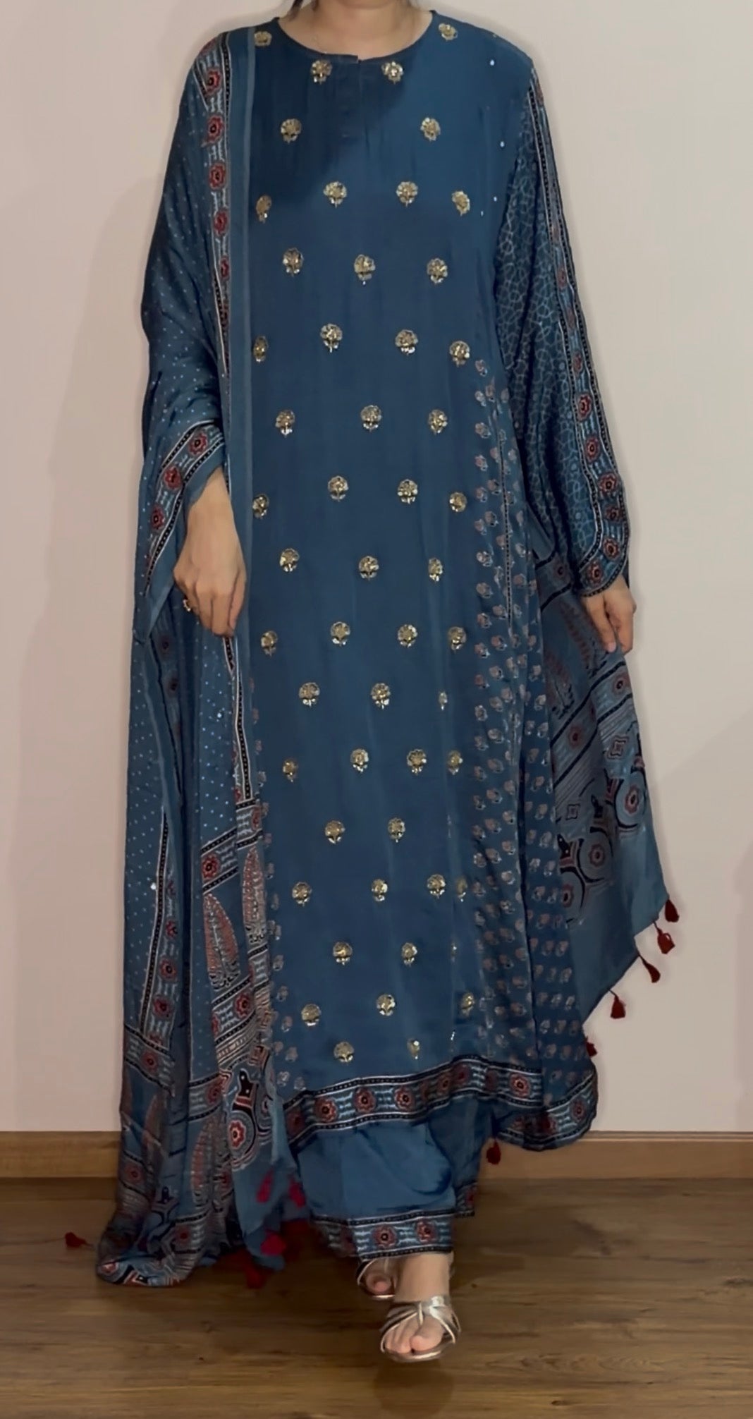 Ajrakh-Salwar-Set aus Modalseide in A-Linie mit Zardosi-Handarbeit 