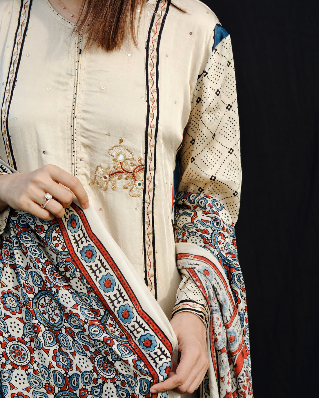 Ajrakh-Salwar-Set aus Modalseide in A-Linie mit handgearbeiteten Schnittperlen