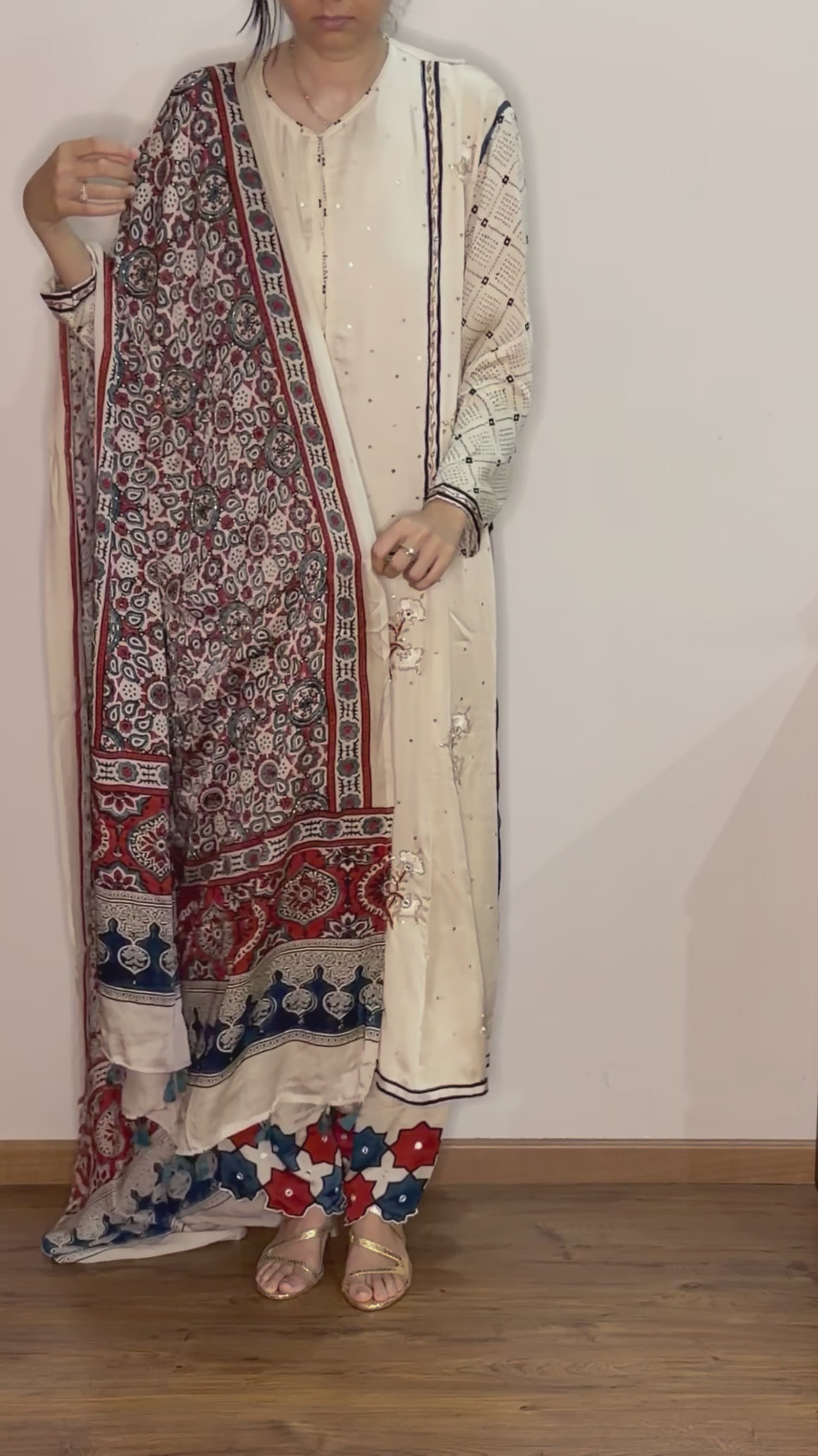 Ajrakh-Salwar-Set aus Modalseide in A-Linie mit handgearbeiteten Schnittperlen