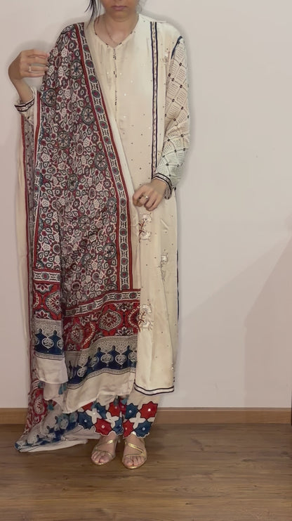 Ajrakh-Salwar-Set aus Modalseide in A-Linie mit handgearbeiteten Schnittperlen
