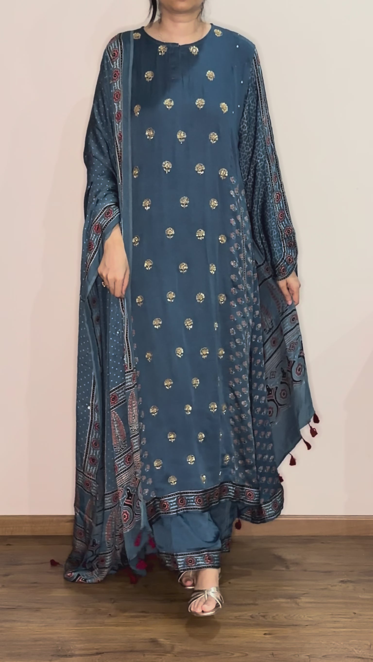 Ajrakh-Salwar-Set aus Modalseide in A-Linie mit Zardosi-Handarbeit 
