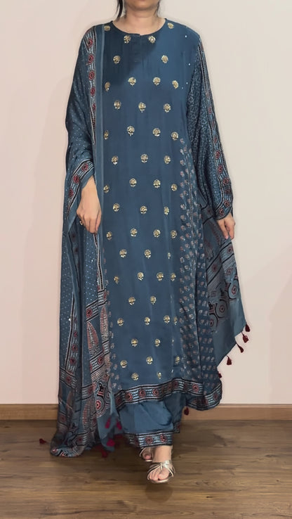 Ajrakh-Salwar-Set aus Modalseide in A-Linie mit Zardosi-Handarbeit 